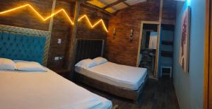 two beds in a room with two beds at Cabañas Palos Locos in Barú