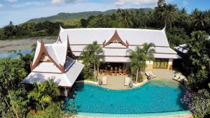 una vista aérea de una casa con piscina en Saifon Villas 5 Bedroom Pool Villa - Whole villa priced by bedrooms occupied, en Ao Nang Beach