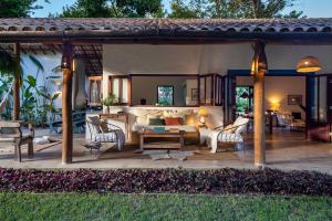a living room with a couch and a table at Casa Pini - Condomínio Altos de Trancoso, próxima ao Quadrado in Trancoso
