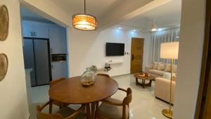a living room with a table and a couch at Apartamento San Pedro Colonial in San Pedro de Macorís