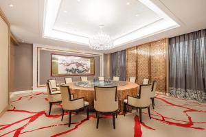 a dining room with a table and chairs at Shanghai Qilu Hotel in Shanghai