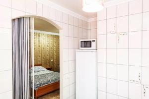 a small bedroom with a bed and a mirror at Apartment on Nezalezhnoy Ukrаiny near Intourist Hotel in Zaporozhye