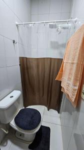 a bathroom with a toilet and a shower at Estúdio Completo in Marabá