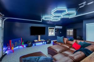 a living room with a couch and a tv at Maple Street Retreat in Bellaire