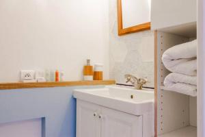 uma casa de banho com lavatório, espelho e toalhas em Loft 9 Rue Fermat em Toulouse