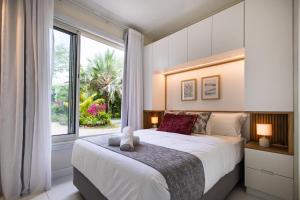a bedroom with a large bed with a large window at Amarea Beach Front Appartment or Studio in Richeterre