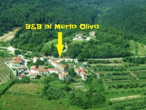 an aerial view of a house with a yellow arrow at al Merlo Olivo, rural istrian house in Buje