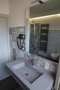 マナローラにある5 TERRE PELAGOSのバスルーム(洗面台、鏡付)