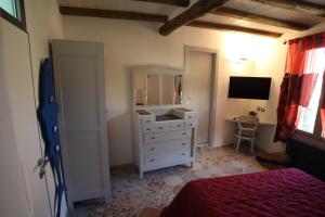 a bedroom with a bed and a dresser and a mirror at 5 TERRE PELAGOS in Manarola