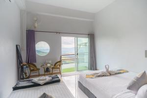a bedroom with two beds and a balcony at สกายวิวคาเฟ่&โฮมสเตย์ in Ban San Pu Loei