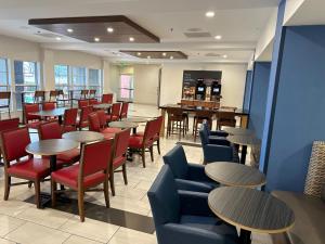 a restaurant with tables and chairs and tables and tablesktop at Holiday Inn Express & Suites Tracy by IHG in Tracy