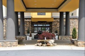a building with a fountain in front of a building at Holiday Inn Express & Suites Perry-National Fairground Area by IHG in Perry