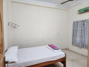 a white room with a bed and a window at Contemporary comfort in Kākināda