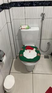 a small bathroom with a toilet with a green seat at Hospedagem cama e café in Domingos Martins