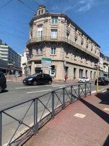 a black car parked in front of a building at Appartement Hyper Centre in Limoges