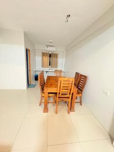 a dining room with a wooden table and chairs at Guest hotel Palestina Pili in Pili