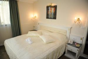 - une chambre avec un lit et 2 serviettes blanches dans l'établissement Millenium Palace, à Ohrid