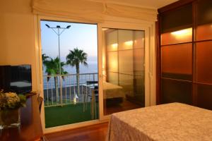 ラ・カラ・デル・モラルにあるNeverending Seaのベッドルーム1室(海の景色を望むバルコニー付)