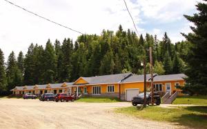 a house with cars parked in front of it at Motel 149 in Mont-Tremblant
