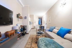 a living room with a couch and a table at Piazza Pontida - City Center - Meliora Apartments in Bergamo