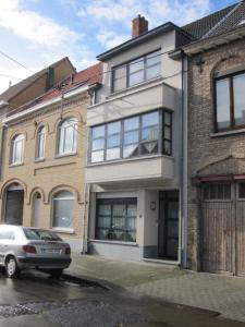 una casa con un coche aparcado delante de ella en Gasthuis In't Stad, en Nieuwpoort