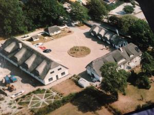 una vista aerea di un edificio e di un parcheggio di Rane Ladegaard a Ebeltoft