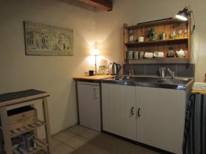 Kuchnia lub aneks kuchenny w obiekcie Le Pre Vert - Garden Suite