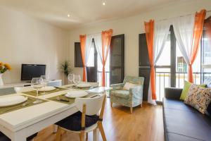 a living room with a dining table and a couch at Apartamento La PALMA free parking by Cadiz4Rentals in Cádiz
