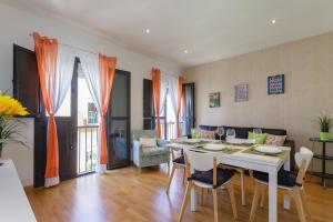 comedor y sala de estar con mesa y sillas en Apartamento La PALMA free parking by Cadiz4Rentals, en Cádiz