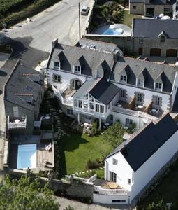 eine Luftansicht eines großen Hauses mit Hof in der Unterkunft Le Lodge Kerisper in La Trinité-sur-Mer