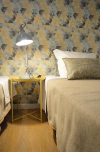 1 dormitorio con 1 cama y 1 mesa con lámpara en T2P Félix House, en Vila Nova de Gaia