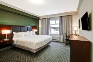 Кровать или кровати в номере Chateau Nova Yellowknife +44 фотографии