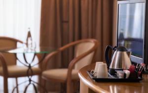 a hotel room with a table and a dining table and a tableablish at Verdi St George's Bay Marina in St. Julianʼs