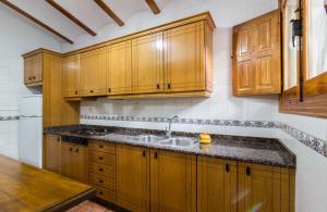 内尔皮奥Casas Rurales Los Enebros Nerpio的带木质橱柜和水槽的厨房