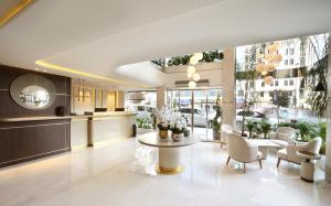 un hall d'immeuble avec une table et des chaises dans l'établissement Bentley Hotel Bosphorus - Special Class, à Istanbul