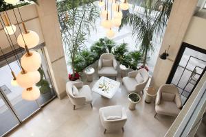 vue aérienne d'un hall d'entrée avec des chaises et des tables dans l'établissement Bentley Hotel Bosphorus - Special Class, à Istanbul