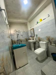 a bathroom with a toilet and a sink at Budget Comfort Villas in Boragasketiya