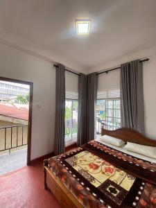 a bedroom with a bed and a large window at Budget Comfort Villas in Boragasketiya
