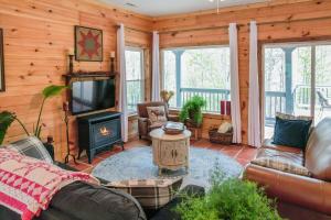a living room with a couch and a television in a cabin at Kettlestone in Stanton