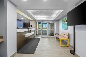 a hallway with a bench in a office building at Park Inn by Radisson, Grand Island I-80 in Grand Island