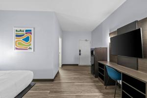 a hotel room with a bed and a flat screen tv at Park Inn by Radisson, Grand Island I-80 in Grand Island