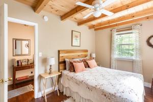 a bedroom with a bed and a ceiling fan at Kettlestone in Stanton