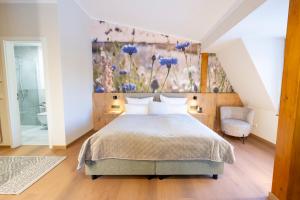 a bedroom with a bed and a painting on the wall at Waldhotel Hohe Sonne Eisenach in Eisenach