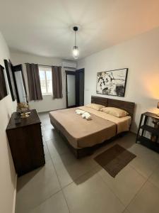 a bedroom with a bed and a table in it at 5B Luxury Apartment in Tas-Samra