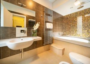 a bathroom with a sink and a tub at Maison Spada in Venice