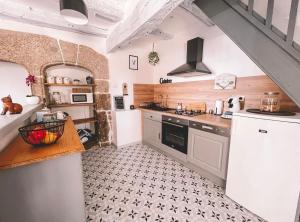 a kitchen with a sink and a stove at Le coin des Samariens - Étape Saint-Jacques in Golinhac
