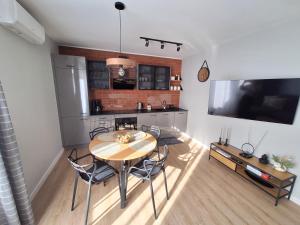 a kitchen and dining room with a table and chairs at Apartament TARNÓW LWOWSKA in Tarnów