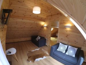 an overhead view of a living room in a log cabin at Hotel Ozero Vita in Nizhniy Studenyy