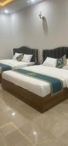 two large beds in a room with at Hải Nam Hotel Tây Ninh in Tây Ninh +18 photos