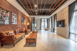 ein Wohnzimmer mit Sofas und einer Ziegelwand in der Unterkunft No. 9 Hotel in Jiaoxi